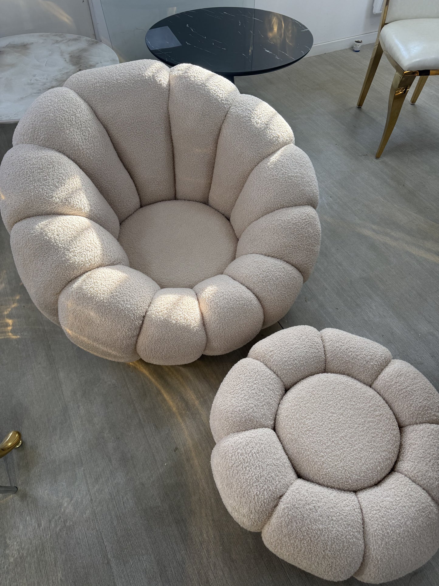 FAUTEUIL PIVOTANT + POUF « COZY »